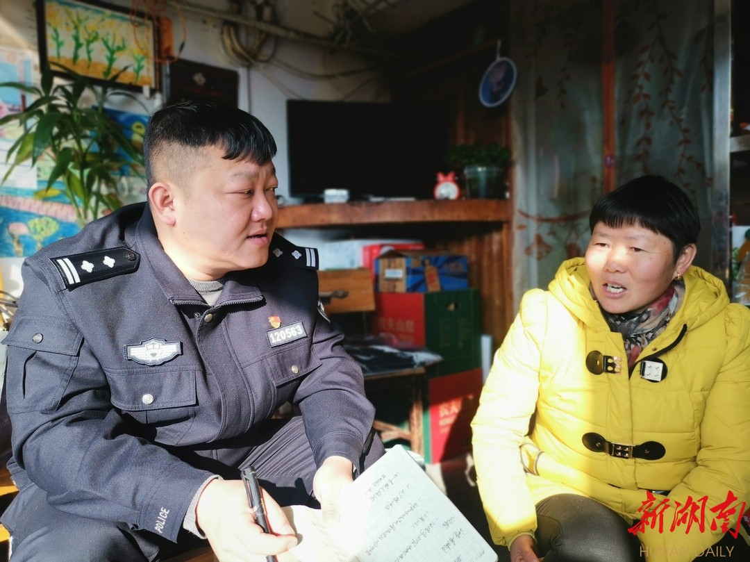  益阳市公安局朝阳分局民警在走访居民。