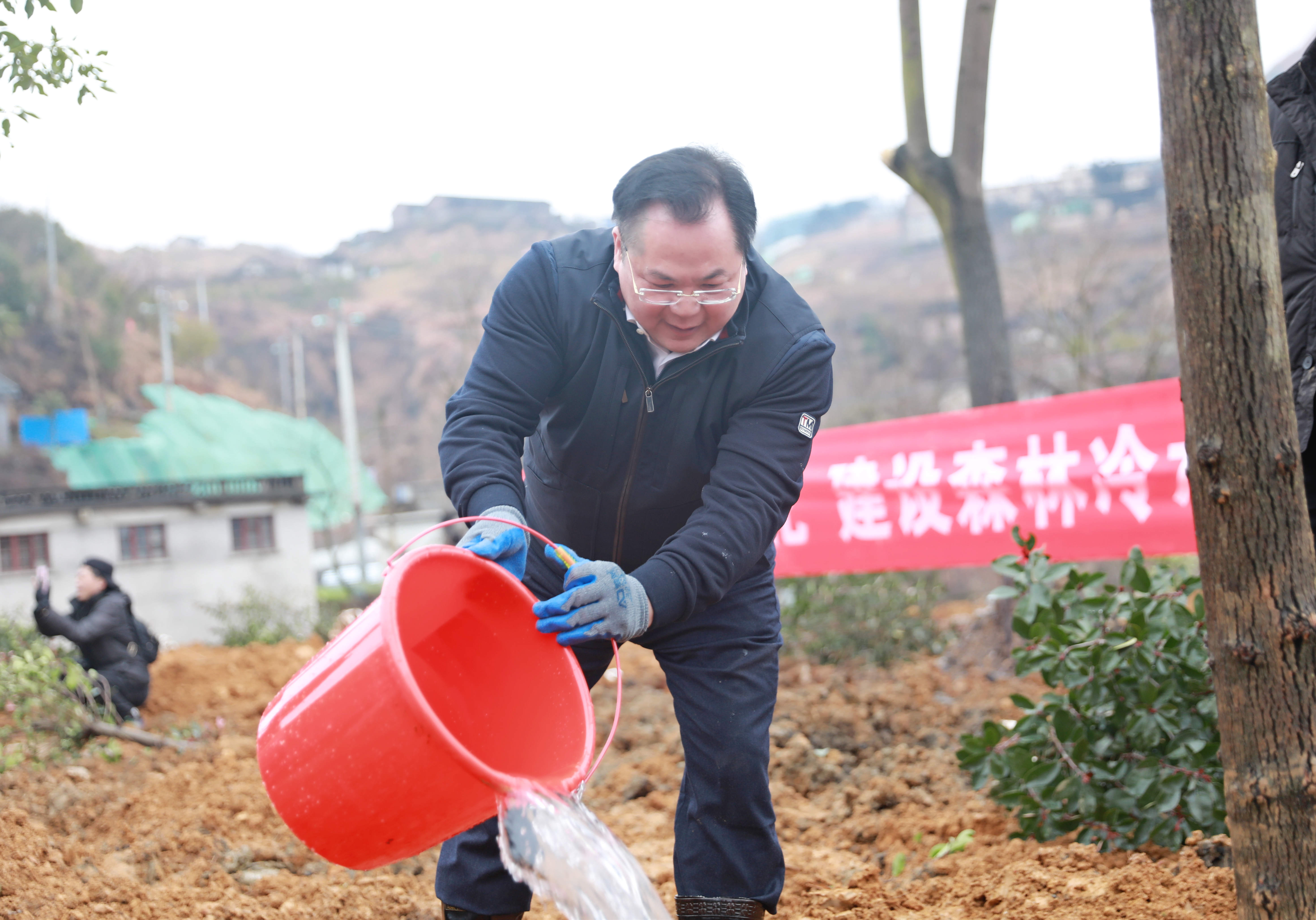 曾伯怡、陳創(chuàng)業(yè)率隊開展全民義務植樹活動