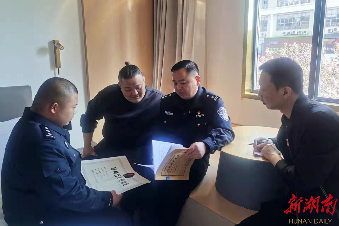  益阳市公安局朝阳分局民警送证上门。