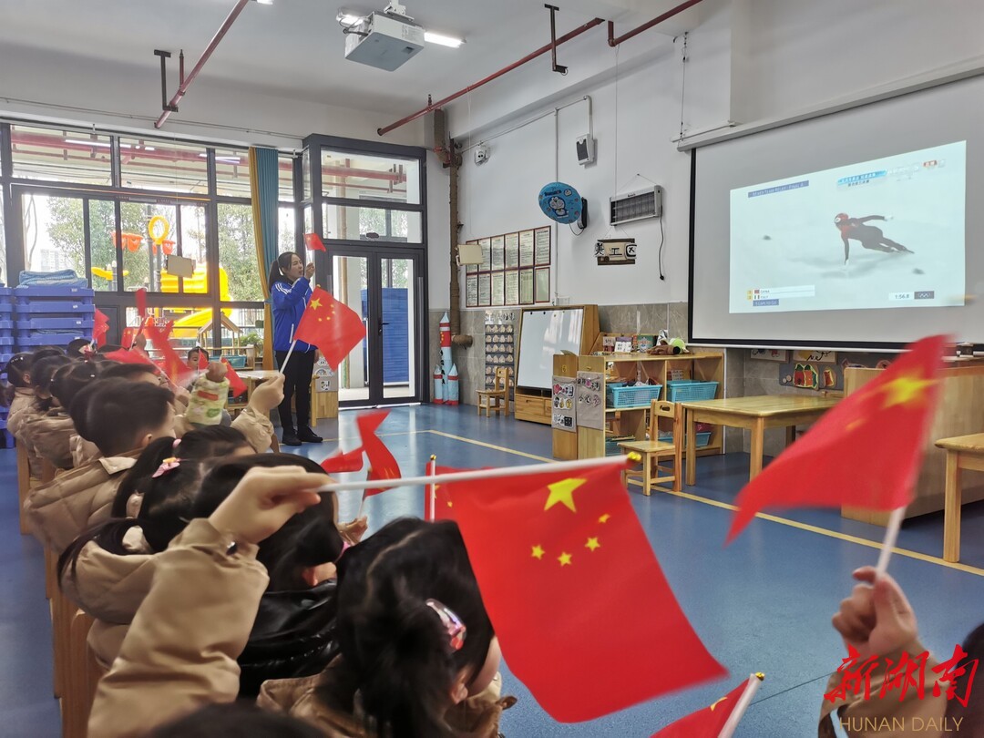 明升幼儿园开学第一课萌娃学习冬奥精神