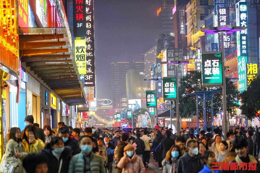 图集丨元宵夜长沙街头花市灯如昼