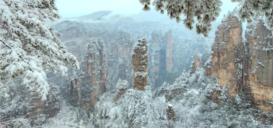 黄石寨上千峰雪，盛景无涯十里川