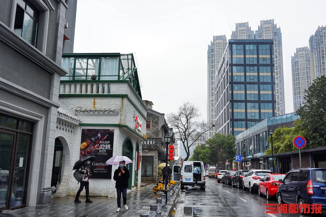 长沙西长街有机更新完成全新亮相的冰墩墩成合影红人