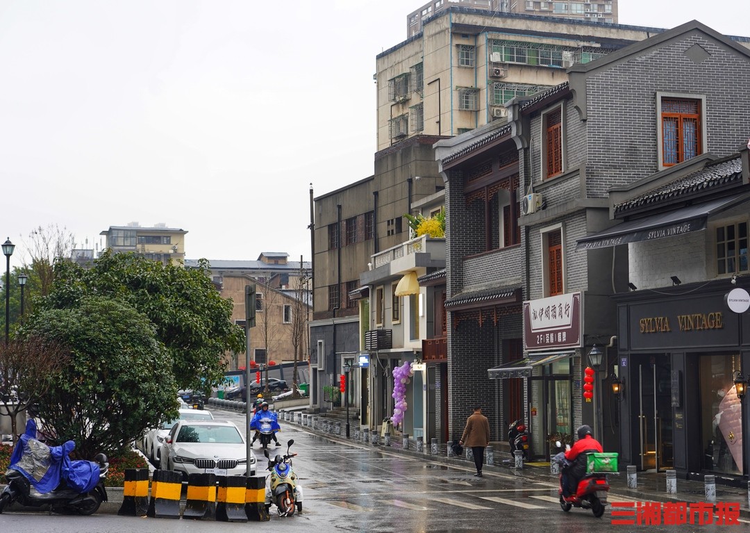 长沙西长街有机更新完成全新亮相的冰墩墩成合影红人