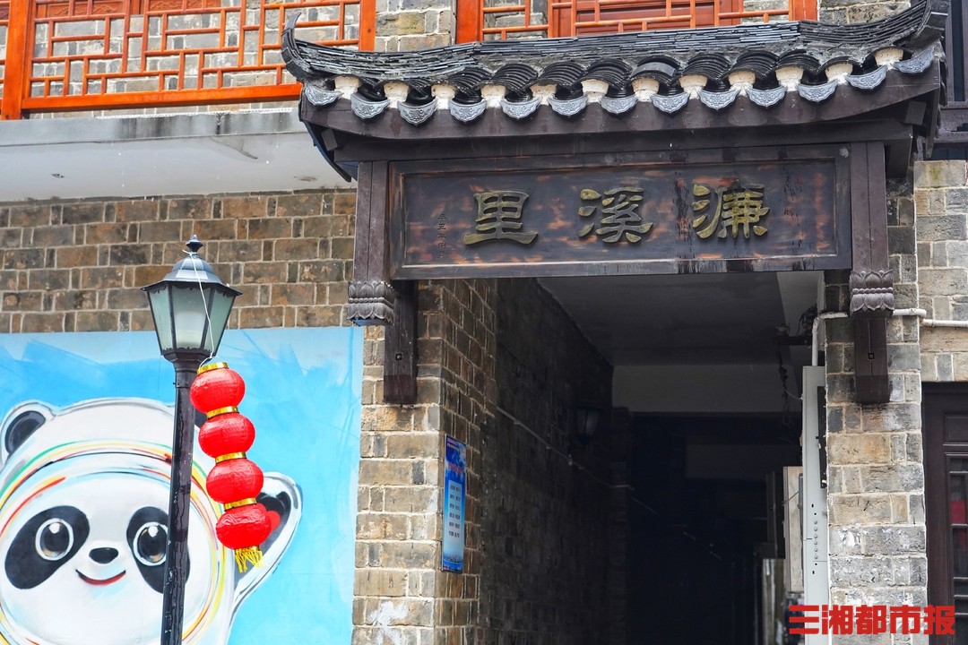 长沙西长街有机更新完成全新亮相的冰墩墩成合影红人