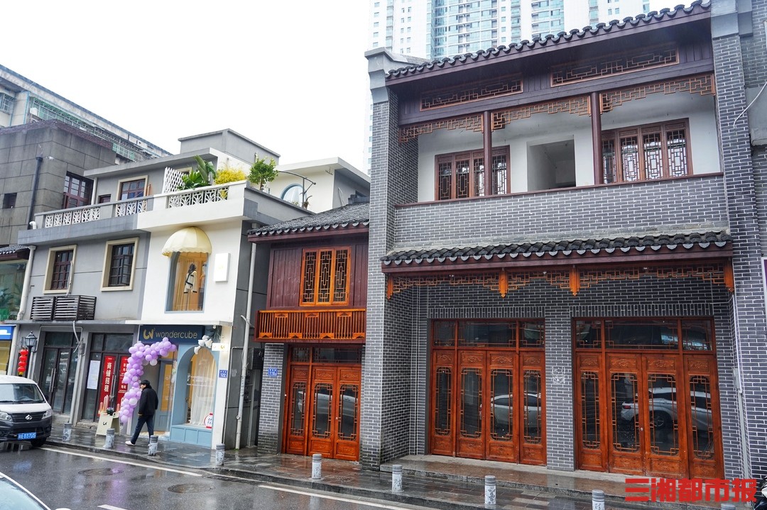 长沙西长街有机更新完成全新亮相的冰墩墩成合影红人