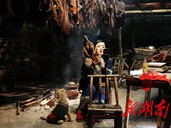 “凤凰阿娅”隆群蓉正在直播间里和粉丝们积极互动。