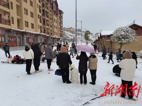 安置区滑雪冰现场其乐融融
