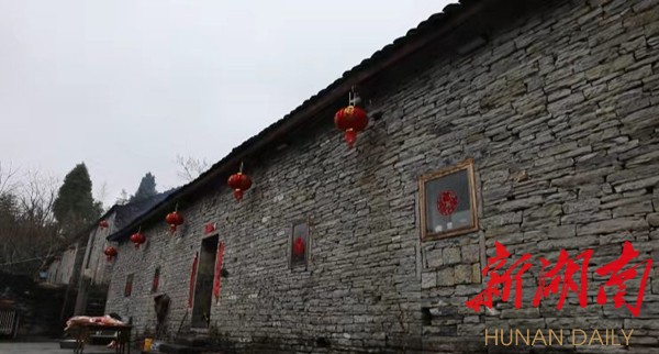 大坡村里苗族传统建筑“岩头屋”