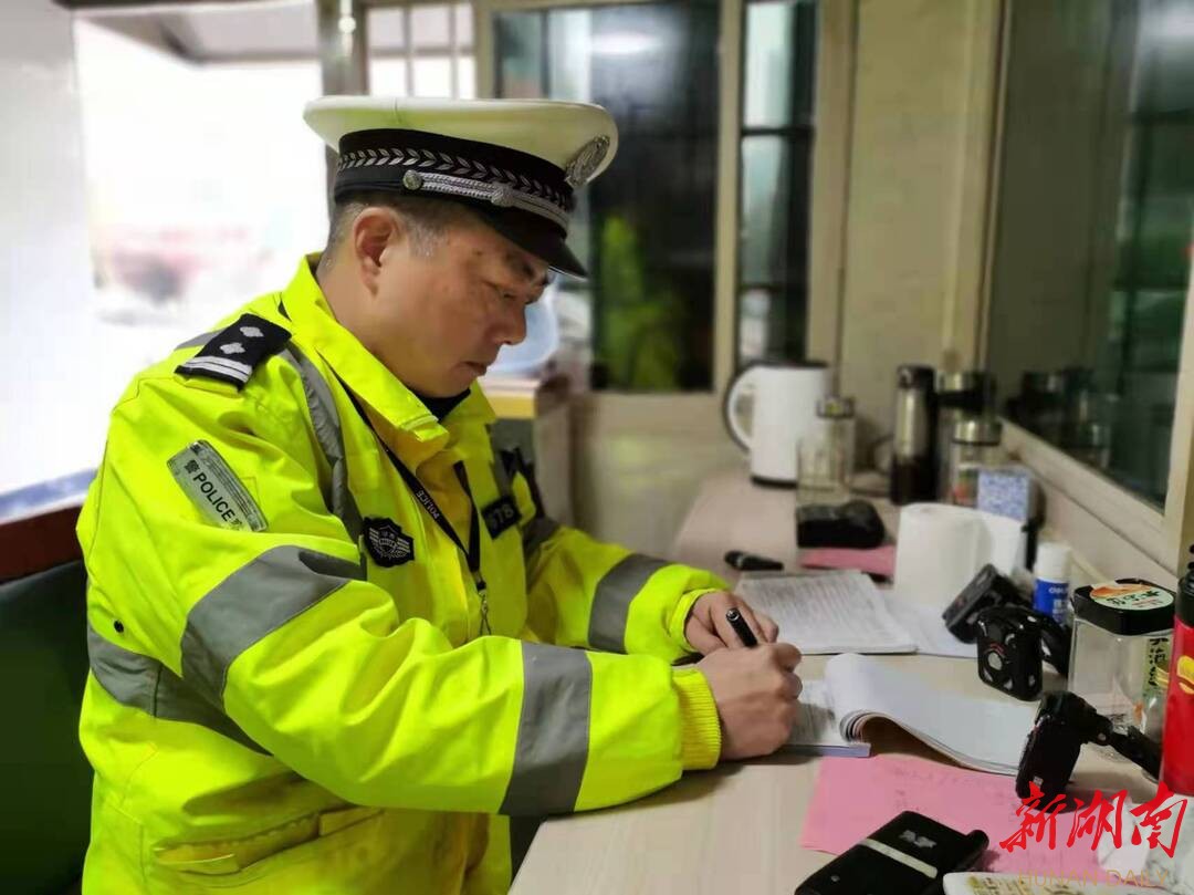 迎风战雪 护航平安春运路 ——华容县公安局交通警察大队春运保卫战