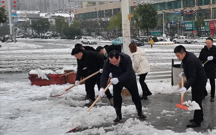 冷水江市萬(wàn)名黨員干部齊上陣  除冰掃雪保暢通