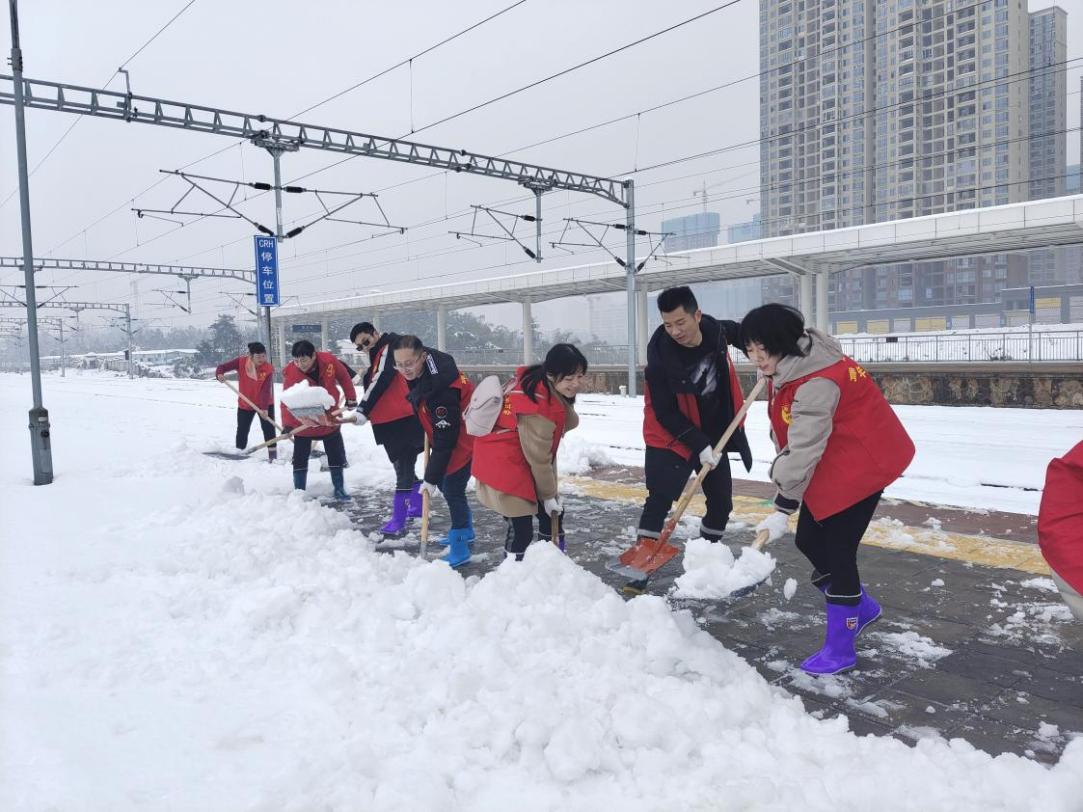 扫雪除冰，邵东青年志愿者为出行保驾护航