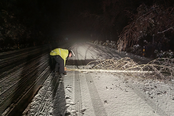 双牌公安交警：冰雪之夜的坚守