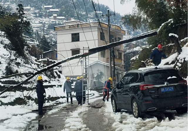 電力工人踏雪巡線守護光明與溫暖