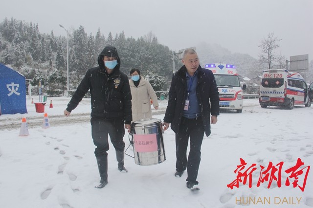 一杯姜茶暖“疫”线   通道县民族中医医院为一线执勤人员送温暖