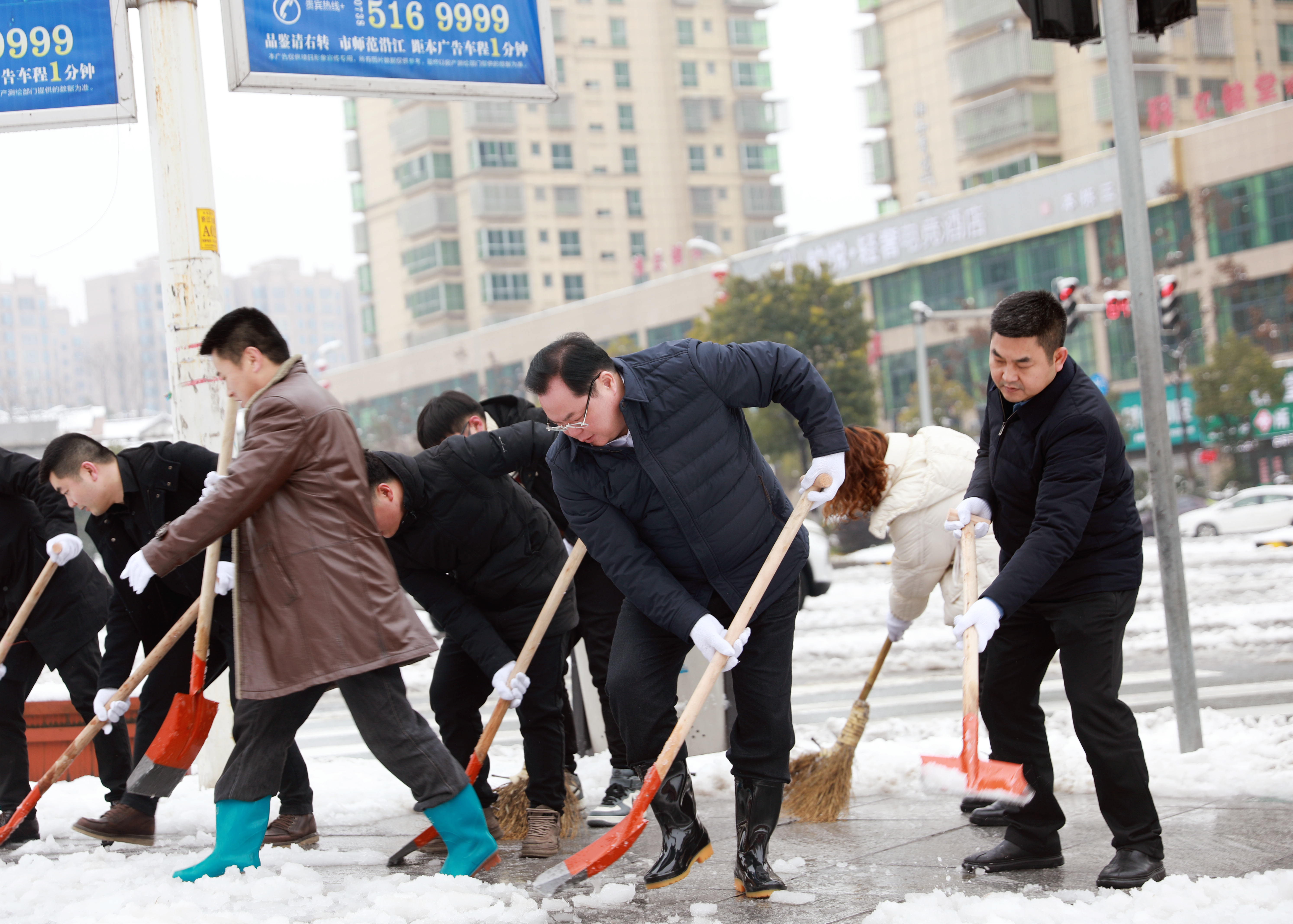 冷水江市萬名黨員干部齊上陣 除冰掃雪保暢通