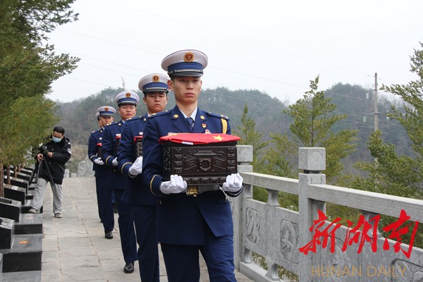 5位礼兵护送烈士棺椁步入现场 5位礼兵护送烈士棺椁步入现场