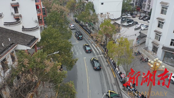 烈士棺椁在队伍的护送下前往凤凰县烈士陵园 烈士棺椁在队伍的护送下前往凤凰县烈士陵园
