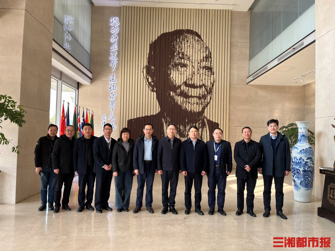 (参观隆平种业科学院展厅)袁定江代表隆平高科,简祖平院长代表江苏