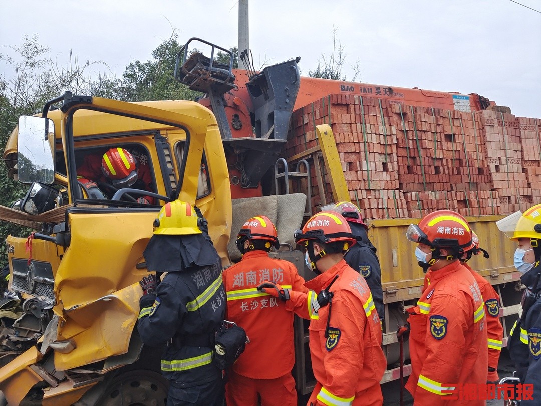 两辆砖车重量级追尾重型工程机械救援队出动救援