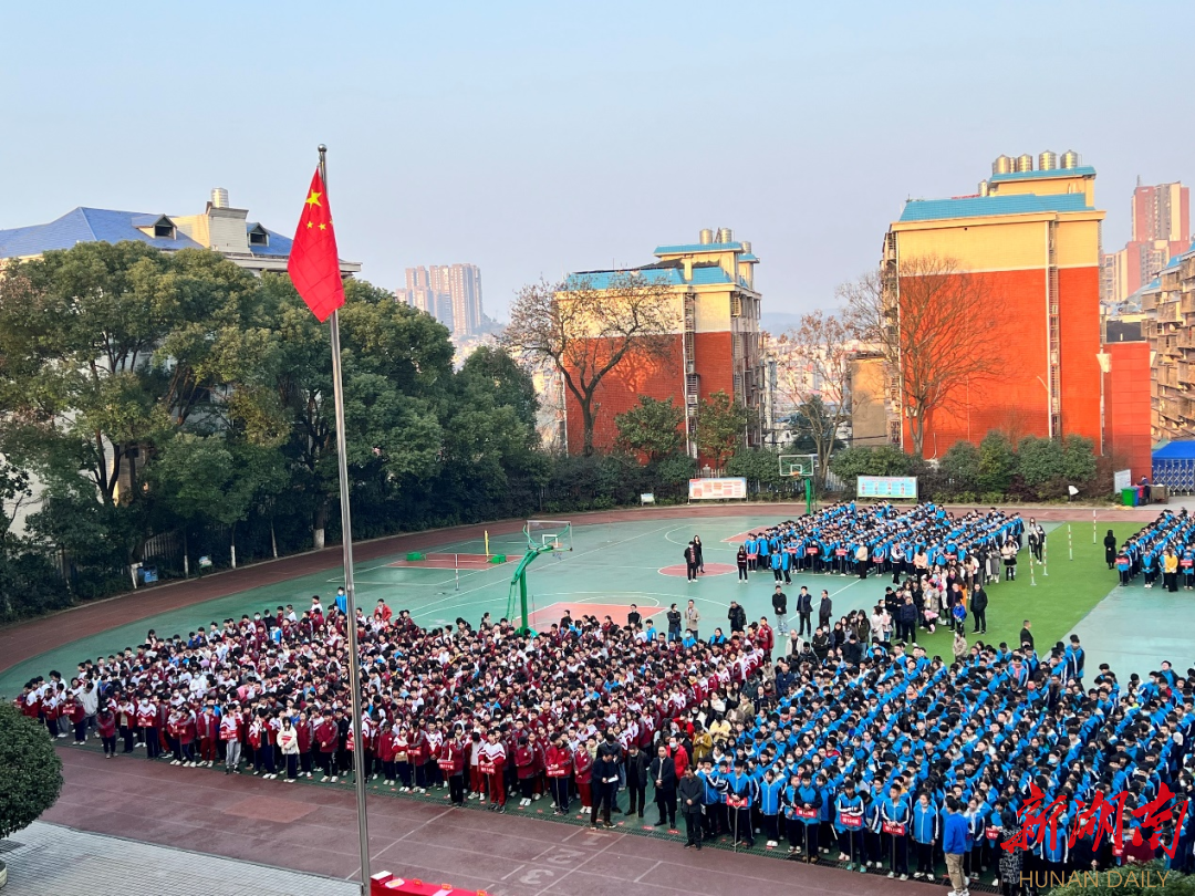 2月28日,郴州市第十八中学举行2022年春季开学典礼,并表彰先进师生.