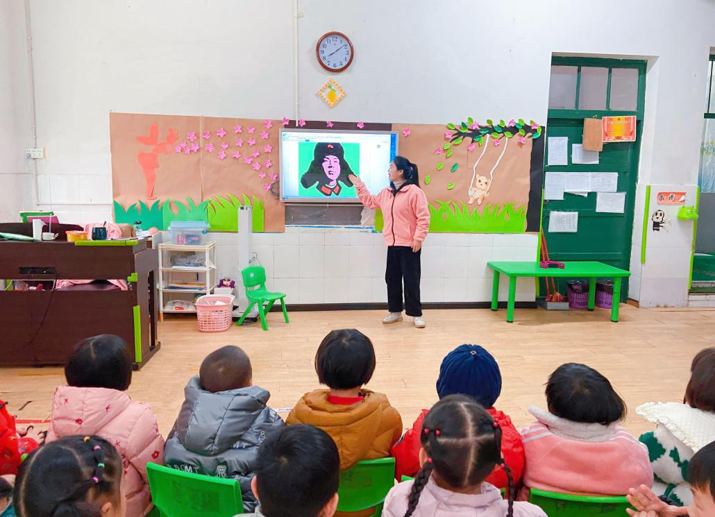 龍山縣開第三幼兒園開展學(xué)雷鋒主題活動