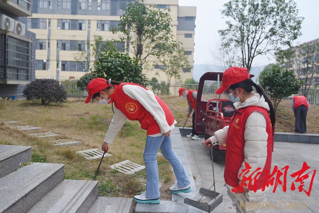 图片新闻学雷锋志愿服务怀职学子在行动