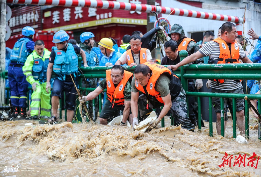 浏阳市张坊镇79岁的志愿者吉仕杰和浏阳市东方红应急救援队志愿者易