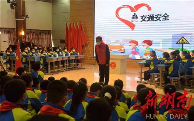 严华在资江学校参加志愿服务活动