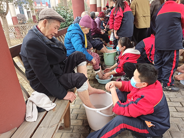 冷水江：學(xué)雷鋒見行動 滿城盡是“志愿紅”