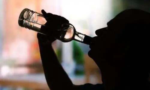 过度饮酒会损害大脑，但少喝几口可以吗？