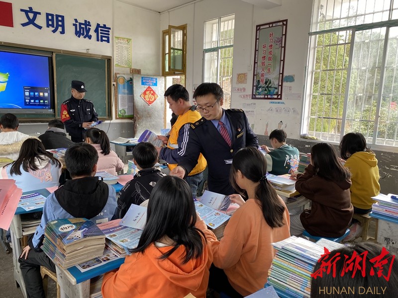 牙屯堡镇:开展“我爱路--共创平安铁路”宣传活动