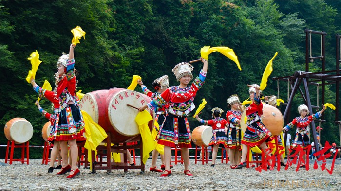 湖南日报版面头条丨最美湘西,抖擞精神再出发——湘西州以特色文旅产业巩固精准扶贫成果推进乡村振兴