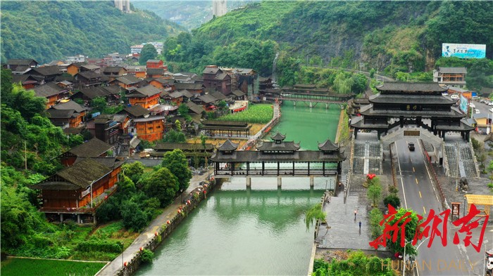 湖南日报版面头条丨最美湘西,抖擞精神再出发——湘西州以特色文旅产业巩固精准扶贫成果推进乡村振兴