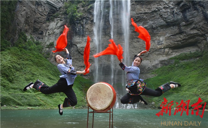 湖南日报版面头条丨最美湘西,抖擞精神再出发——湘西州以特色文旅产业巩固精准扶贫成果推进乡村振兴