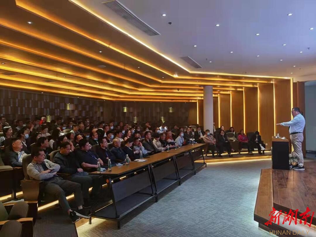 培训班学员到艾华学院实地学习。 徐晨 摄