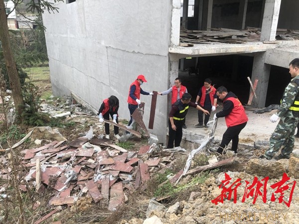 清理建筑垃圾。 清理建筑垃圾。