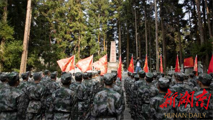 龙山县组织开展“传承红色基因、当好红军传人”新兵教育欢送活动