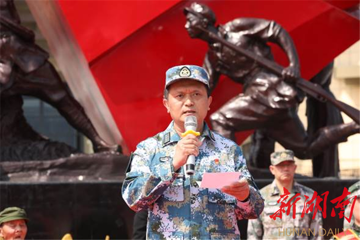 龙山县组织开展“传承红色基因、当好红军传人”新兵教育欢送活动