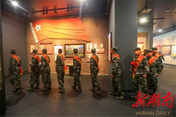 龙山县组织开展“传承红色基因、当好红军传人”新兵教育欢送活动