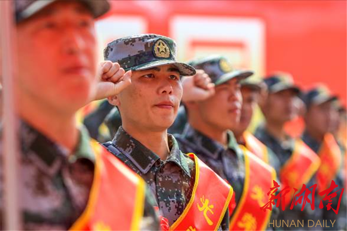 龙山县组织开展“传承红色基因、当好红军传人”新兵教育欢送活动