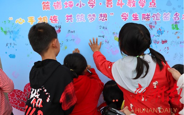 凤凰:城乡联动 互补共进