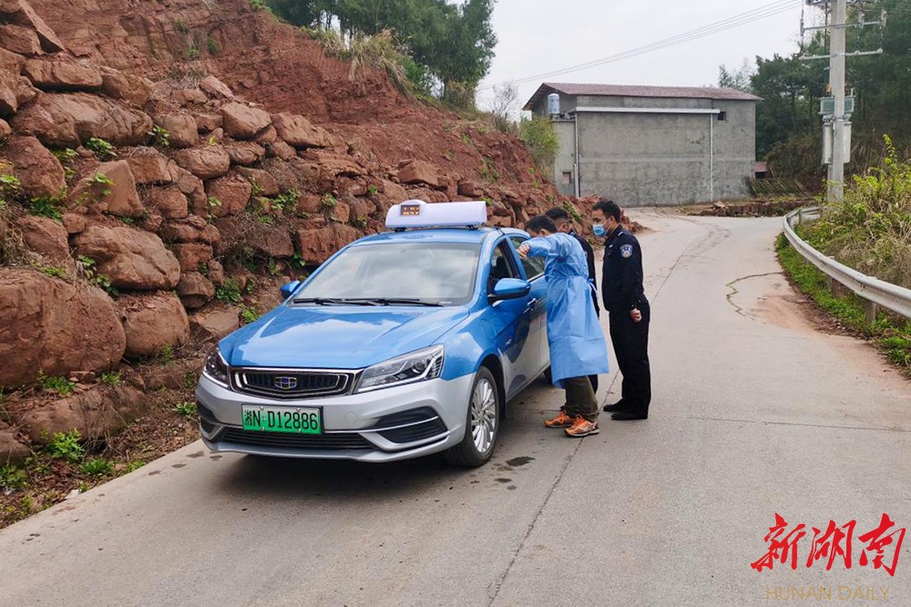浦市镇庄尚村咨询服务点工作人员正严格查检外来车辆