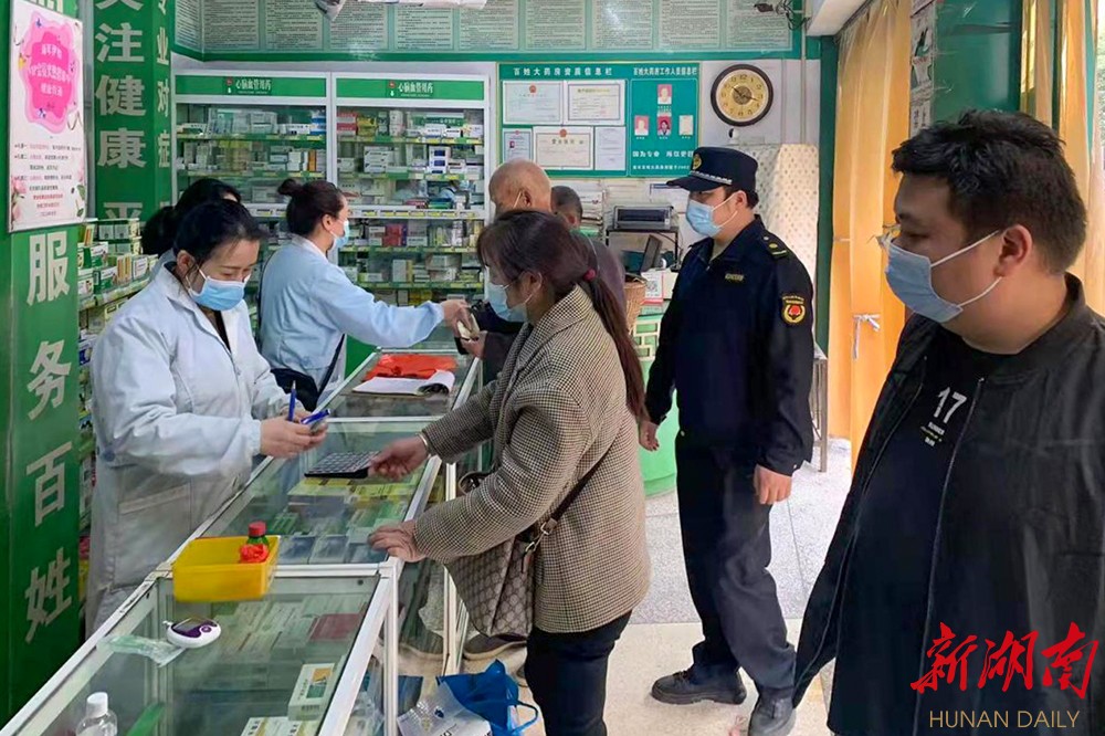 浦市镇重点场所巡查专班人员对辖区药店进行执法检查