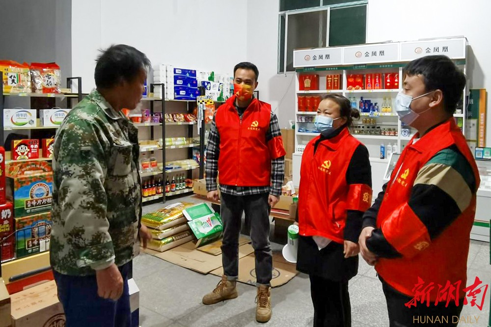 浦市镇印家桥社区党员干部带着防疫小喇叭开展防疫宣传