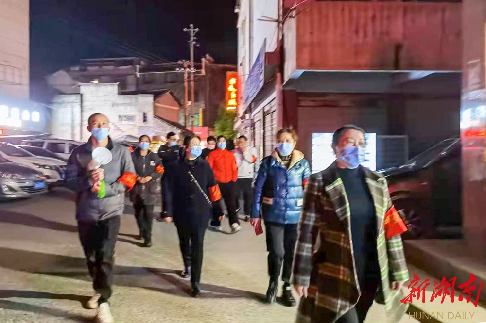 浦市镇十字街社区党员干部开展疫情防控走街串巷大宣传