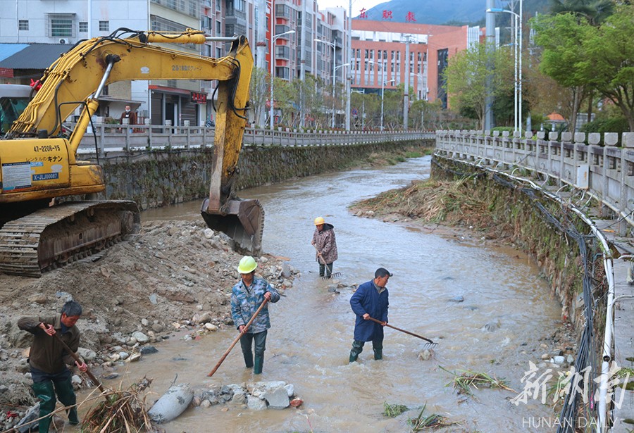 疏通河道 确保安全渡汛-新湖南