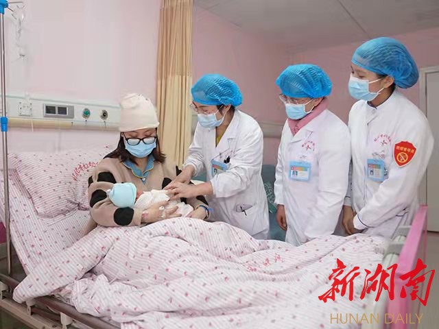 医务人员指导卢女士产后注意事项。王森 摄 医务人员指导卢女士产后注意事项。王森 摄