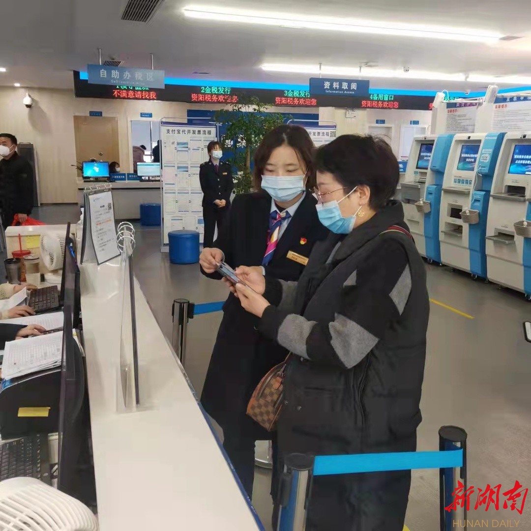  资阳区政务服务中心“党员帮办难事”专窗工作人员热情为群众服务。