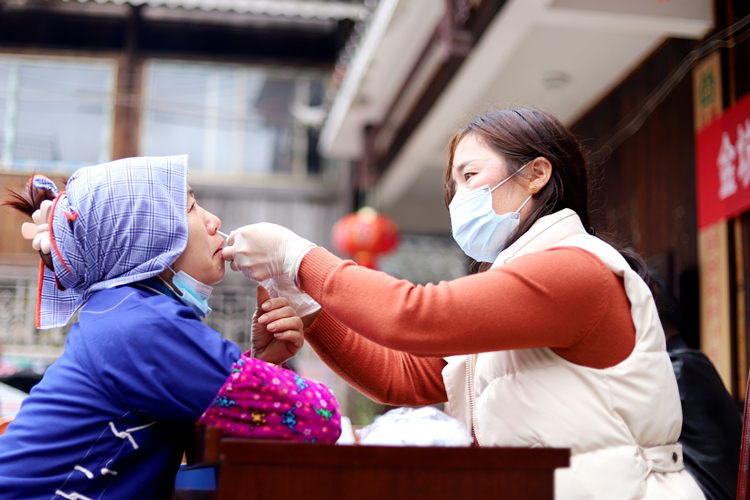 湖南日报图片新闻 | 通道：党员志愿者为村民进行新冠病毒抗原检测